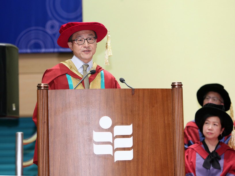 蔡崇信先生代表一众荣誉博士领受人致谢词。