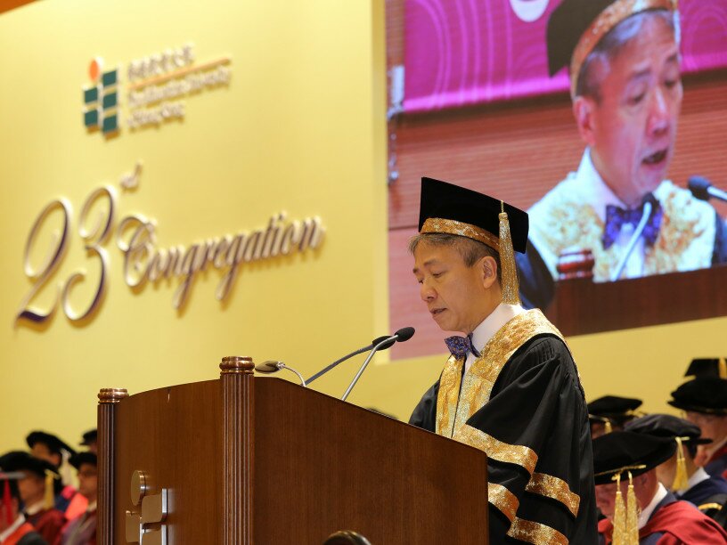 校长张仁良教授在致辞时向五位荣誉博士致敬，并鼓励毕业生要敢于拥抱世界，胸怀求变之心。