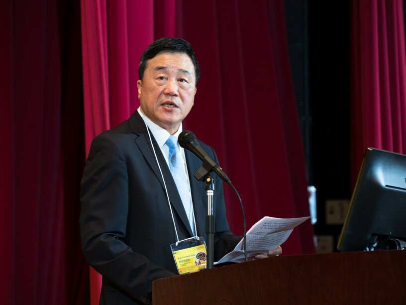 Professor Tsui Kwok-tung delivers speaking notes in the ceremony.