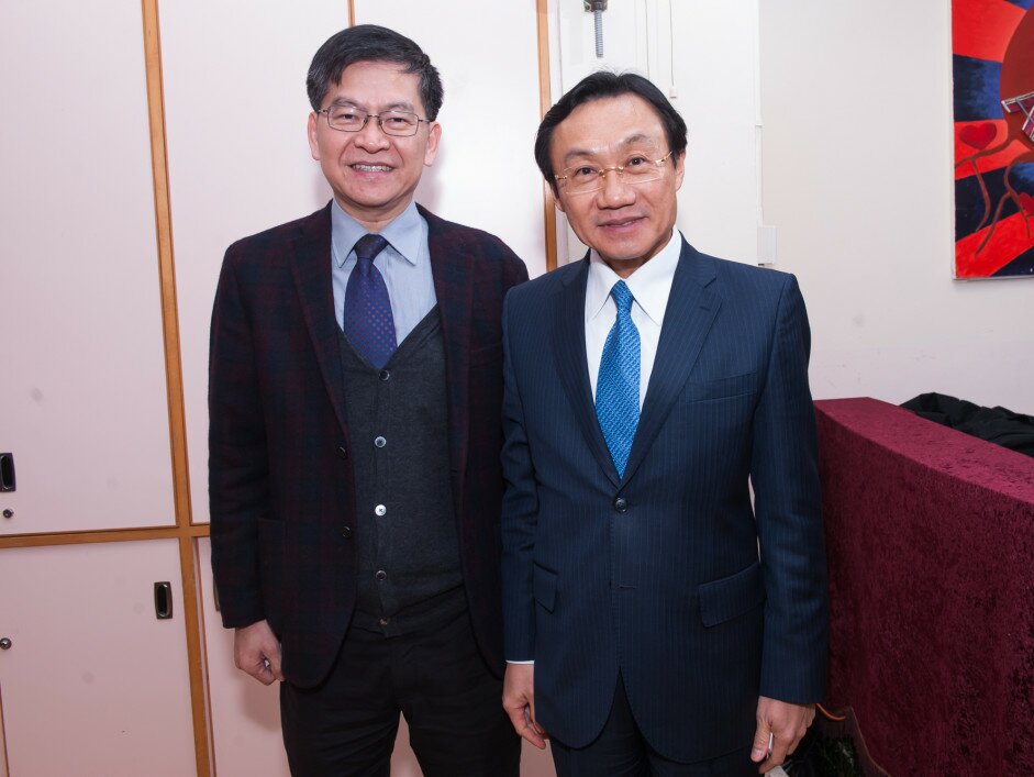 教大特殊學習需要與融合教育中心總監冼權鋒教授（左一）與澳門社會文化司司長譚俊榮先生。