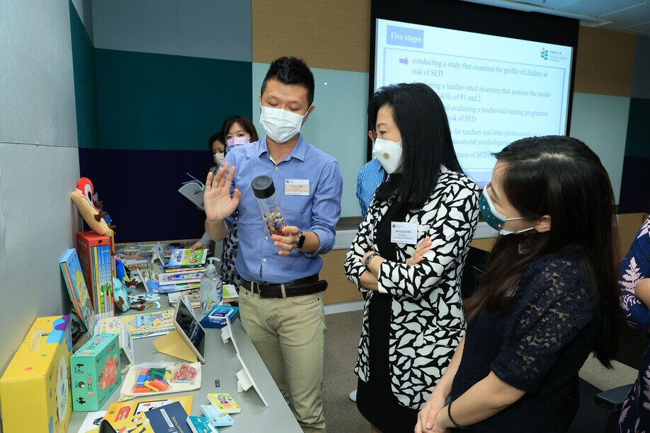 兒童與家庭科學中心聯席總監林俊彬博士解釋如何利用感官瓶與幼兒進行遊戲