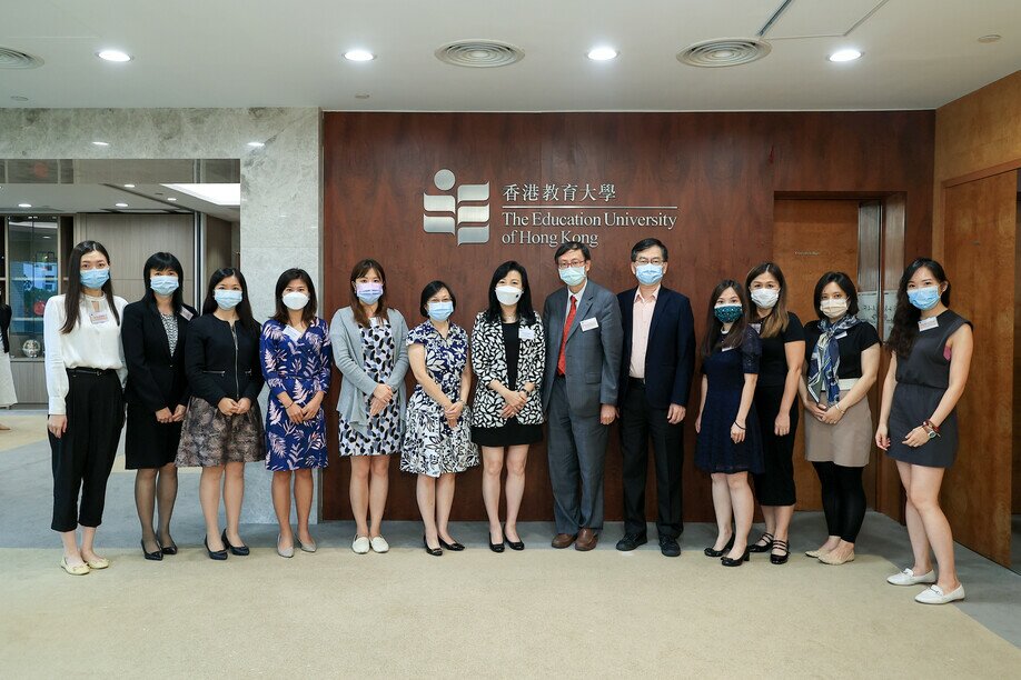 Ms Cecilia Ho, President of LHF (centre) with Professor John Lee Chi-kin, Vice President (Academic) and Provost (sixth from the right), Professor Kenneth Sin Kuen-fung (fifth from the right) and Mrs Patricia Lau pictured after the visit
