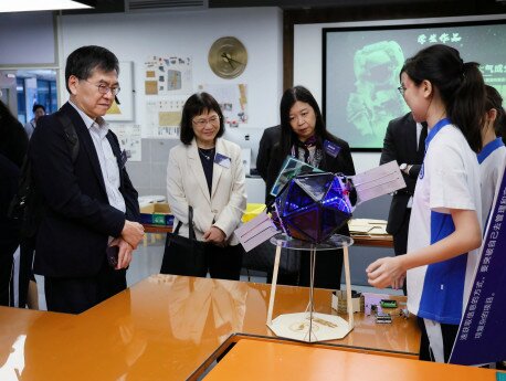 At the two schools, principals and researchers from Hong Kong are able to observe the STEAM lessons and talk to students and teachers there