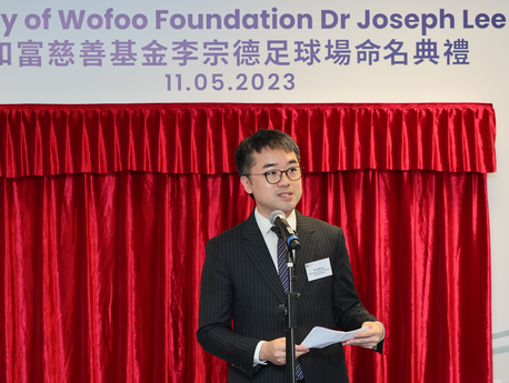 Acting Secretary for Education Mr Jeff Sze Chun-fai addresses the ceremony
