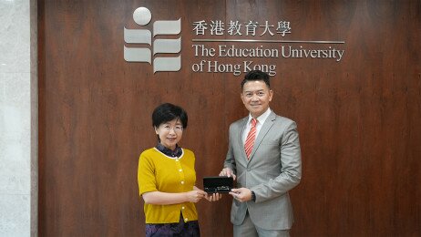 Professor John Erni, Dean of the Faculty of Humanities at EdUHK, presenting a souvenir to Professor Zhao Dongmei