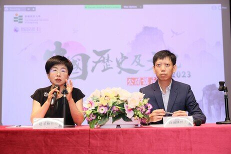 赵冬梅教授（左）与文学及文化学系副教授商海锋博士（右）