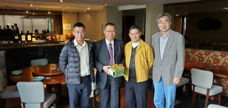 教大人文學院院長陳錦榮教授（右二）向牛大勇教授（左二）致送紀念品