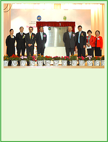 Officiating at the HKIEd Jockey Club Primary School Opening Ceremony (from left to right):  Mrs Ng Yuen Lai-kam, Chairperson, Parents & Teachers Association; Dr Francis W M Cheung, Chairman, School Management Committee; Prof Paul Morris, President, Hong Kong Institute of Education; Mr Ronald Arculli, GBS, JP, Chairman, Hong Kong Jockey Club; The Hon Tung Chee-hwa, Chief Executive, HK Special Administrative Region; Dr Thomas K Leung, BBS, JP, Council Chairman, Hong Kong Institute of Education; Mrs Angela W Y Cheung Wong, JP, Chairman, Executive Committee of HKIEd Schools Ltd; and Dr Doris K M Au, Principal.
