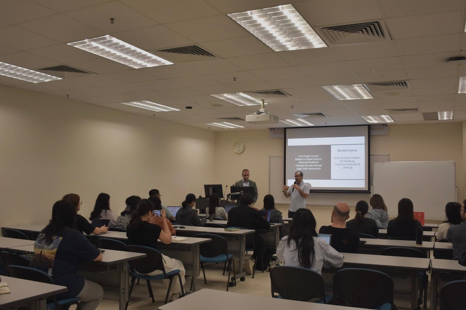 Seminar photo 2 - Audience and discussion