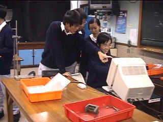 學生以excel來檢視實驗結果.bmp (230454 bytes)