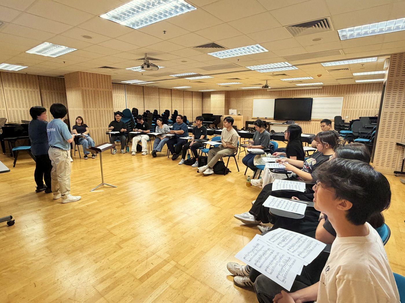 學員輪流上台練習手鈴指揮（2026年9月）