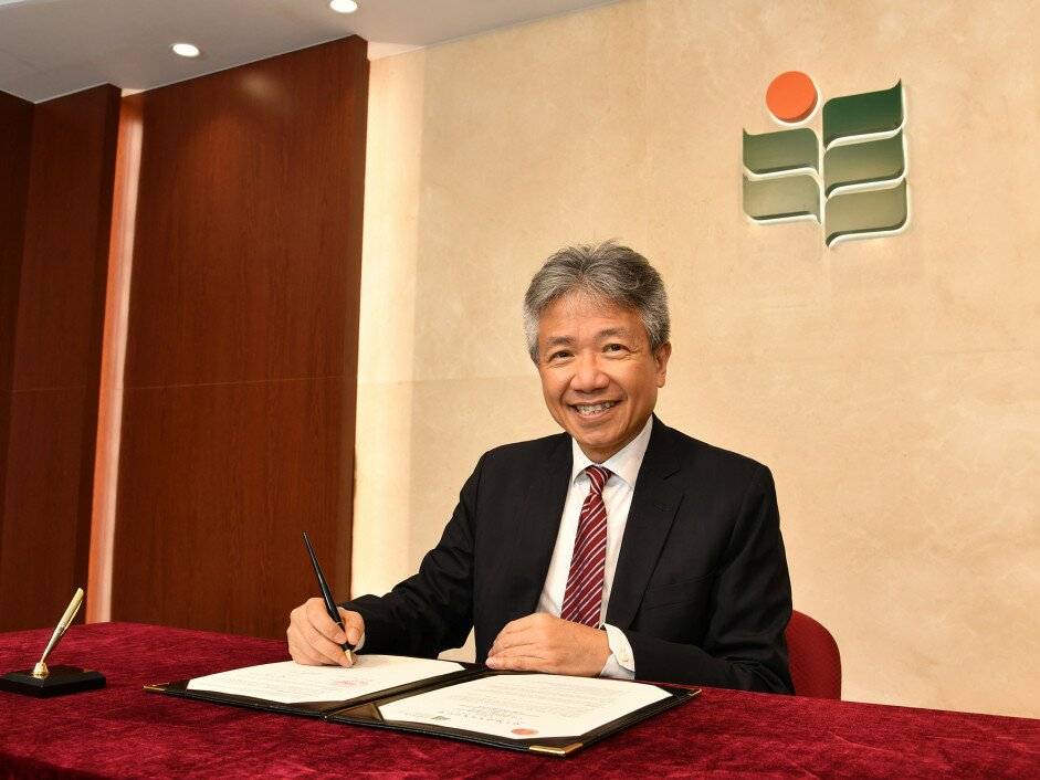 EdUHK President Professor Stephen Cheung Yan-leung signs the MoU.