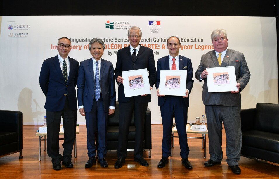 （左起）吕大乐教授、张仁良教授、多明尼克．德维尔潘先生、官明远先生及华贤仕先生。