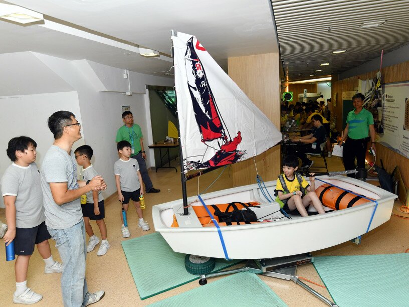 教育局体育组把帆船运动带到会场，展示如何结合运动与编程。