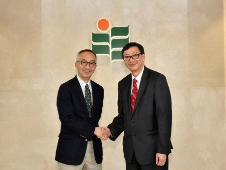 Vice President (Research and Development) Professor Lui Tai-lok congratulates Professor John Lee Chi-kin on the new appointment.