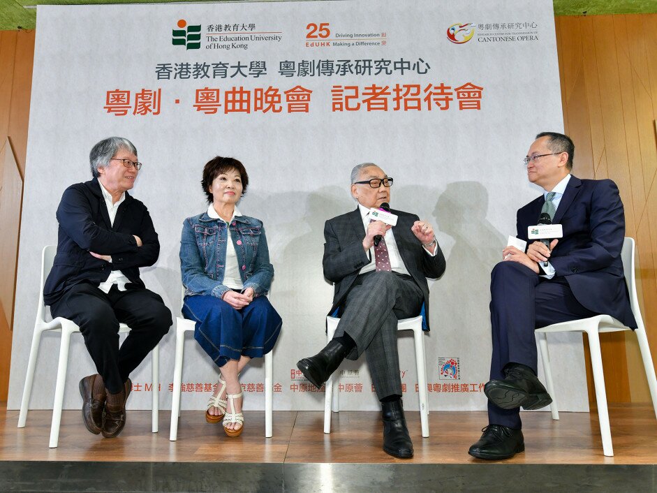 Two acclaimed Cantonese opera heavyweights, Mr Yau Sing-po and Ms Wan Fai-yin, exchange views with Mr Lau Chin-shek, Honorary Advisor of the Sing Fai Cantonese Opera Promotion Association.