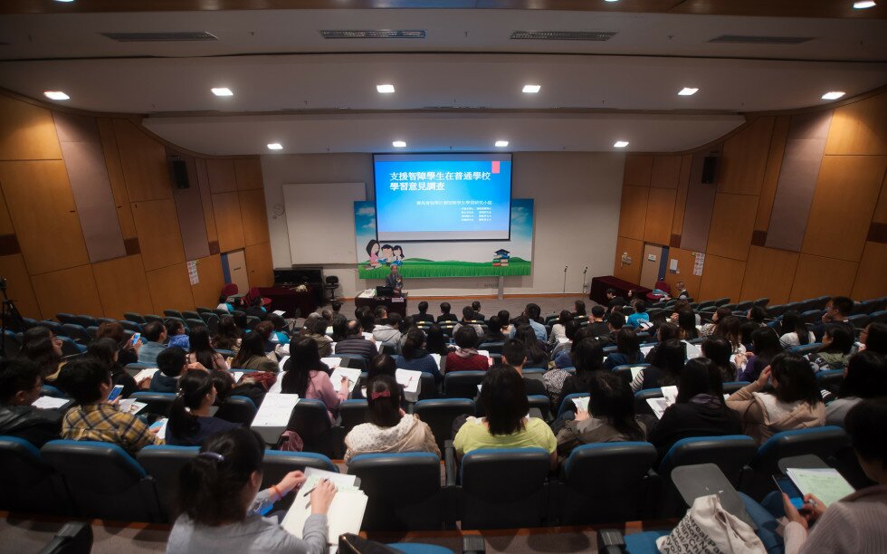 Dr Ho Fuk-chuen, visiting Assistant Professor, and Dr Rosa Chiu Ching Tak-lan, Guest Lecturer at EdUHK, are invited to share the results of the Survey in Supporting Students with Intellectual Disabilities in Ordinary Schools and give advice and strategic guidance on these students’ learning.