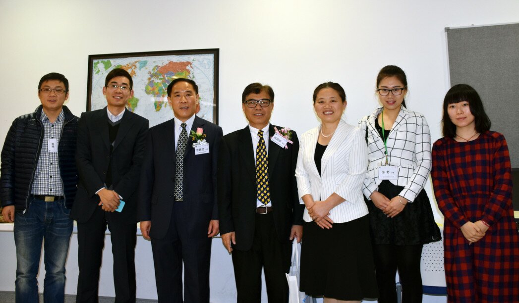 Professor Ng Shun-wing, Head of EPL at EdUHK (middle) and Mr Bu Jinkun, Vice Chairman of the Jiangsu Education Foundation (third from the left) pose for a photo with the participants.