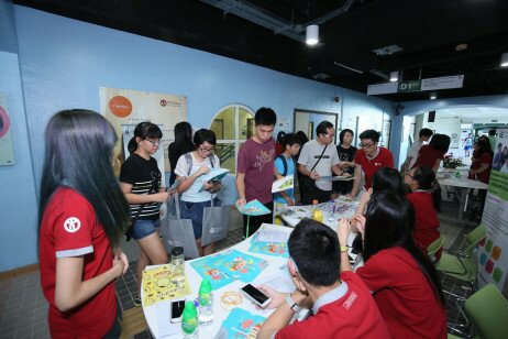 During the event, a wide-array of interactive activities are held on campus, ranging from fun activities, game booths, graduates’ experience sharing and a painting demonstration to a student musical performance.