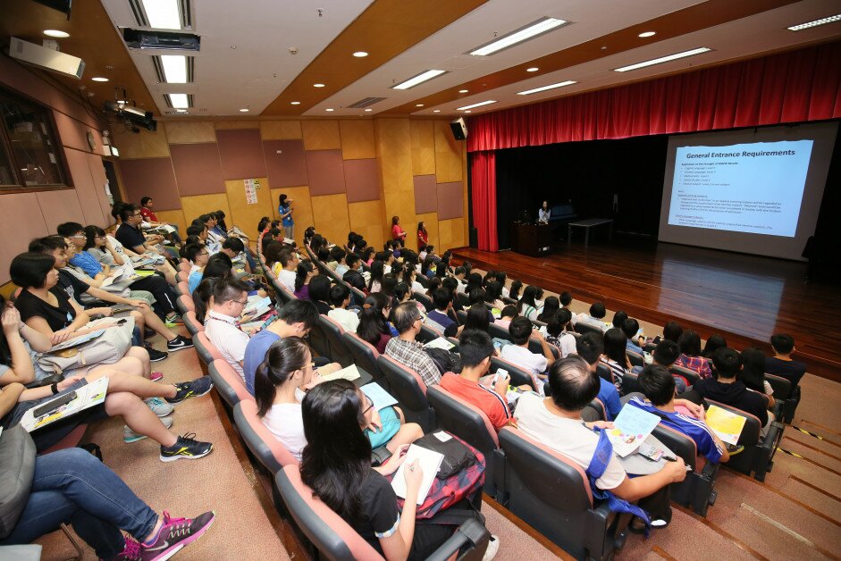 香港教育大学（教大）举办资讯日2016，为参观人士提供全日制学士学位课程及其他课程的最新资料，吸引逾八千人参加。