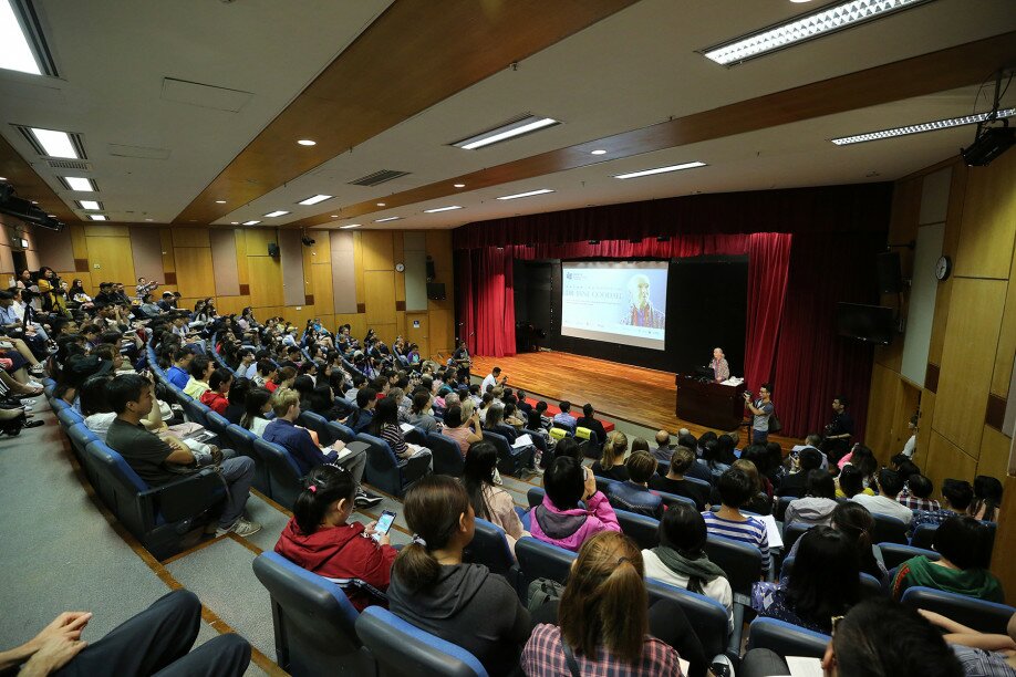 The talk is well-attended by different sectors of the community, including government officials, NGOs, environmentalists, social innovators and academics specialising in the field, as well as EdUHK staff and students.