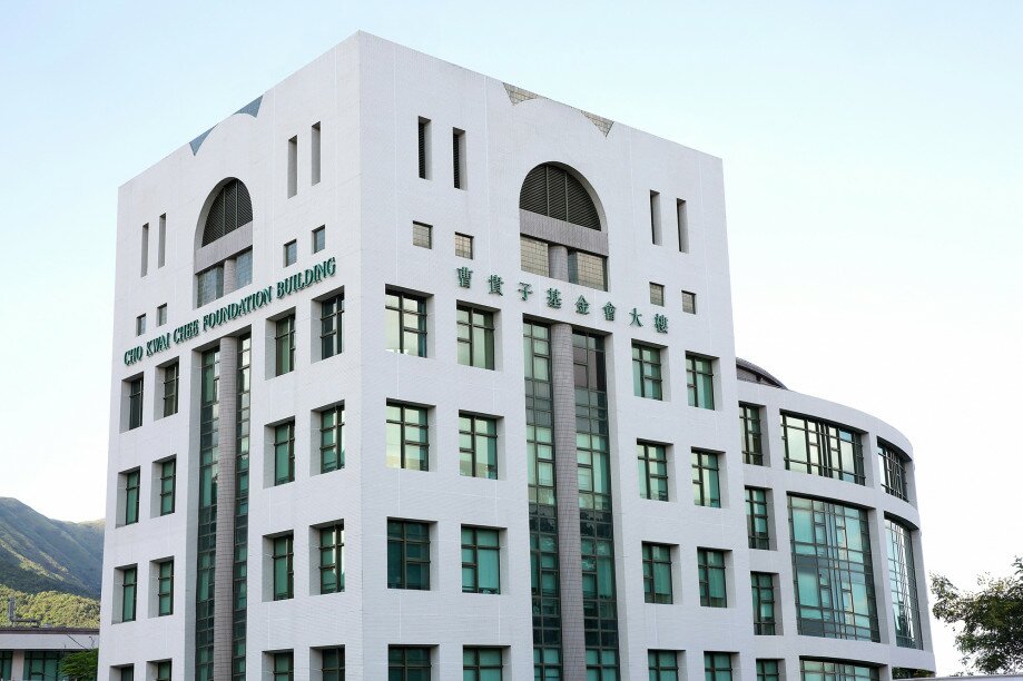 曹贵子基金会大楼位于大学正门旁，面积约16,000平方米。