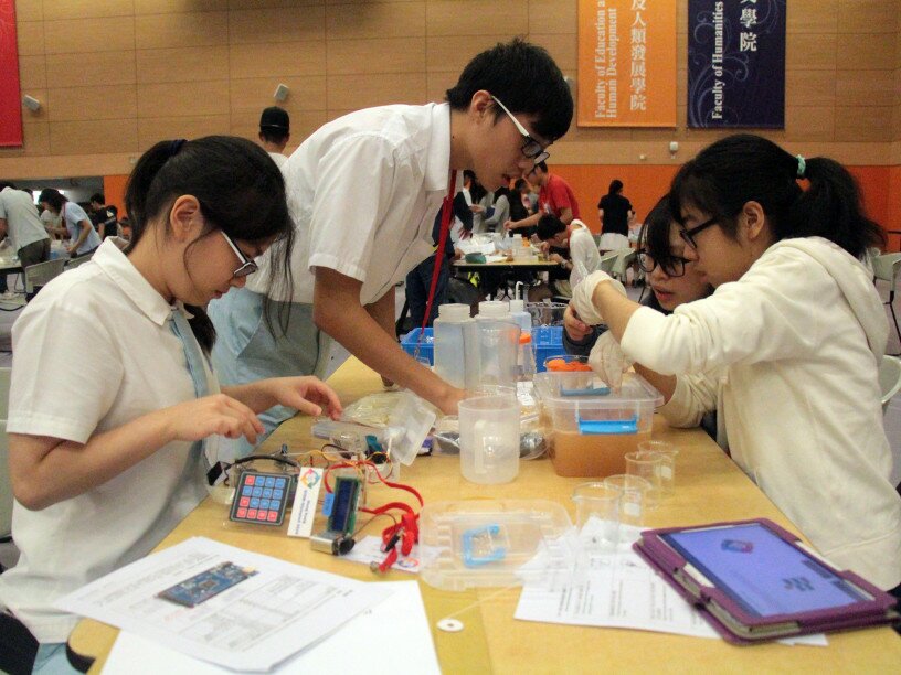 Students’ teamwork to create an artefact to solve the local wastewater treatment problems as based on an innovative turbidity meter developed by an EdUHK professor.