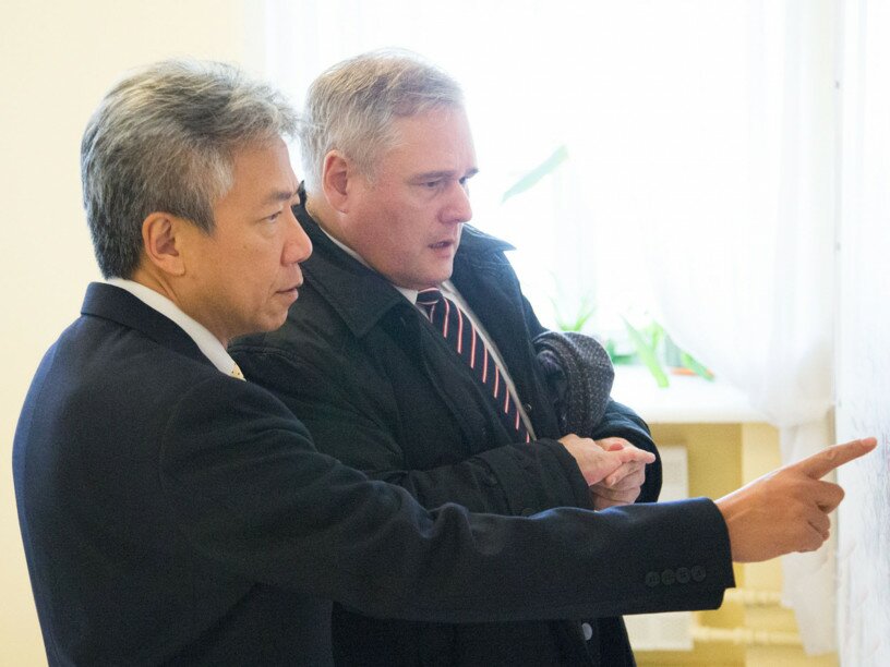 Professor Cheung briefs Rector Igor Remorenko of Moscow City University on how EdUHK strategises its priorities and resources in making an impact in the local, regional and global education arenas.