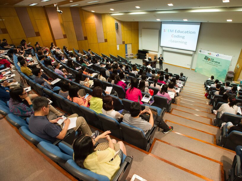 Over 300 principals and teachers from 113 local primary schools gathered at EdUHK today (25 June) for the seminar cum workshop for QEF Project 2013/0944, “Flipped Learning Initiative Programme for Primary Education (FLIPPEd)”, conducted by the Department of Mathematics and Information Technology (MIT).