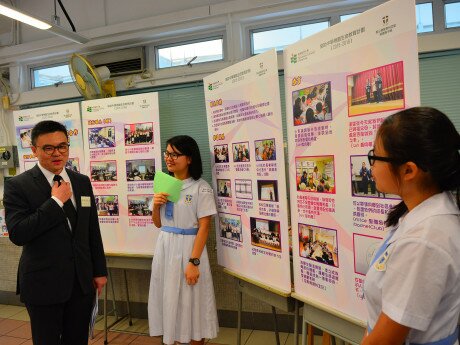 Representatives of the participating schools observe and discuss with each other their experiences as part of the Life Education Concluding Exhibition.