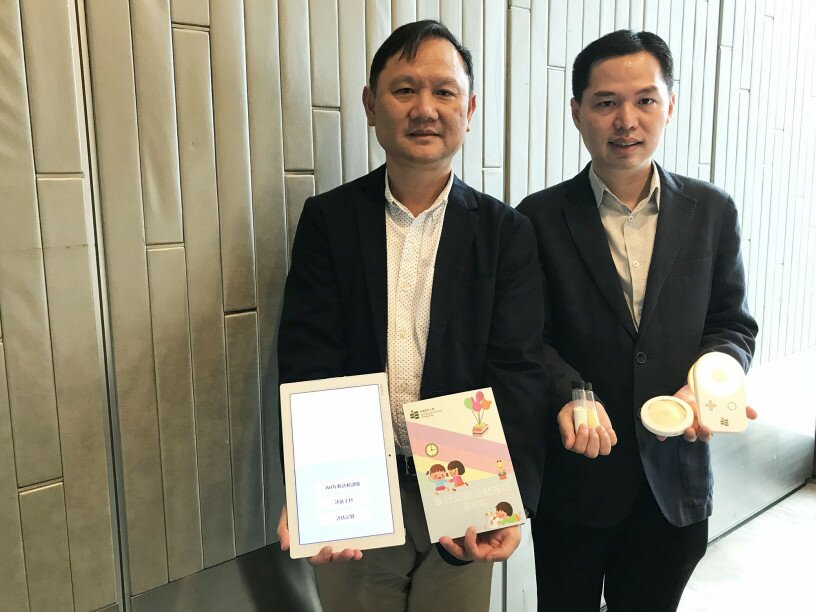 (左起) 梁智熊博士和何詠基博士與傳媒朋友分享其得獎創新項目。