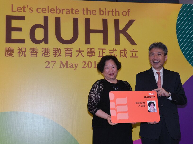EdUHK President Professor Stephen Cheung presents the dummy of EdUHK staff card to a staff member.