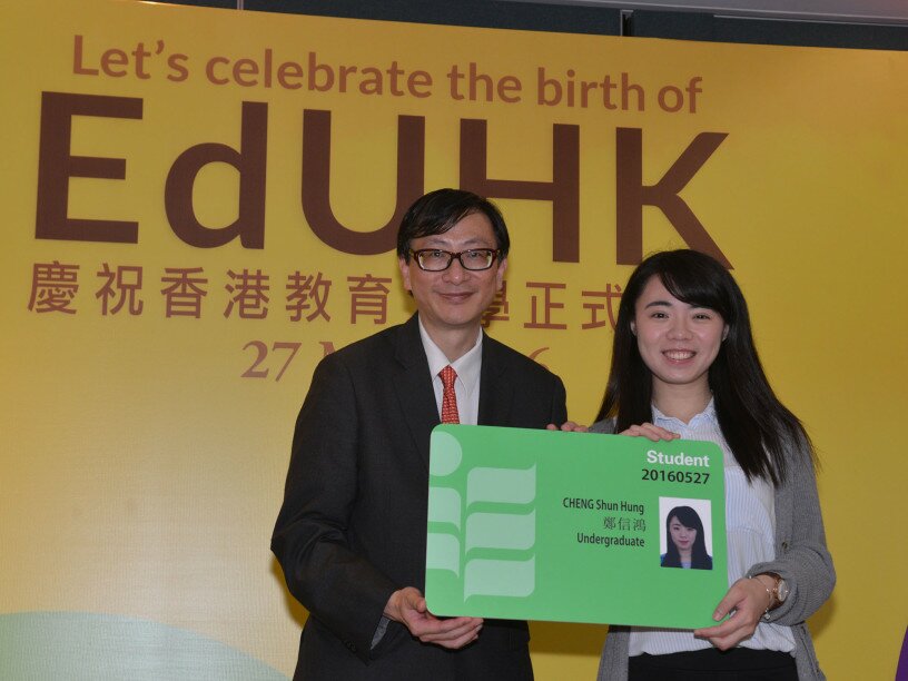 Vice President (Academic) Professor John Lee Chi-kin presents the dummy of EdUHK student card to a student.