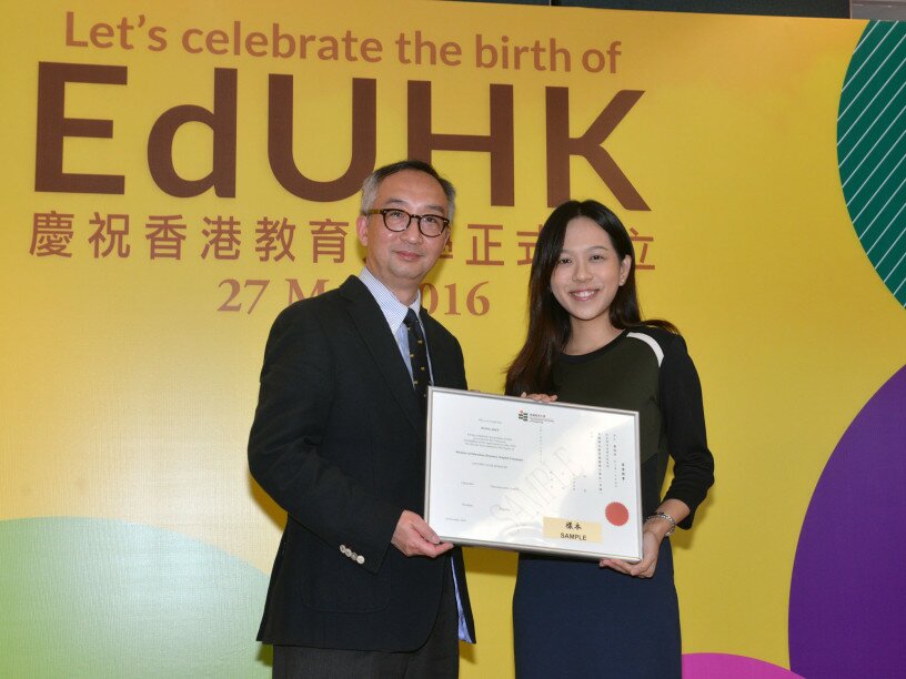 EdUHK Vice President (Research and Development) presents the dummy of the EdUHK graduation certificate to a final-year student representative.