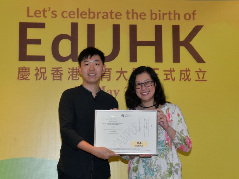 EdUHK Vice President (Administration) Ms Sarah Wong presents the dummy of the “Documentary Proof for Retitling” to an alumni representative.