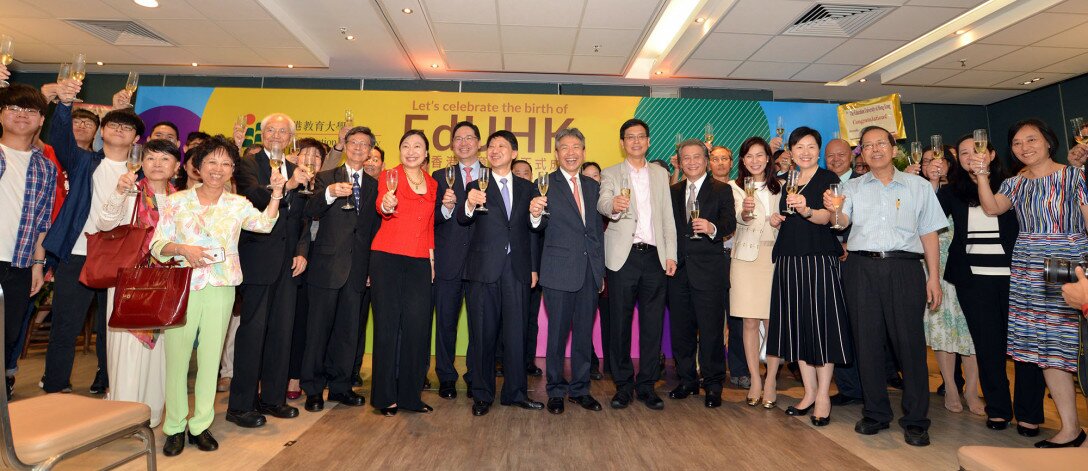Staff, students and Council members toast the birth of EdUHK.
