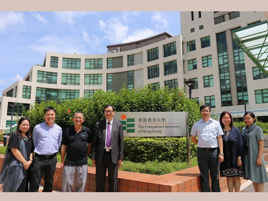 EdUHK’s Vice President (Academic) and also the Co-chair of the 16th iGeo Local Organising Committee Professor John Lee Chi-kin (fourth to the left), and Acting Dean of the Faculty of Liberal Arts and Social Sciences Professor Woo Chi-keung (third to the left), pose for a photo with the expert team.  From the left: Dr Alice Chow Sin-yin, Co-chair of the 16th iGeo Local Organising Committee; Dr Lewis Cheung Ting-on, member of the 16th iGeo Local Organising Committee; Dr Lincoln Fok, member of the 16th iGeo Local Organising Committee; Dr Irene Cheng Nga-yee, member of the 16th iGeo Local Organising Committee and Dr Gwendolyn Wong, member of the 16th iGeo Local Organising Committee.