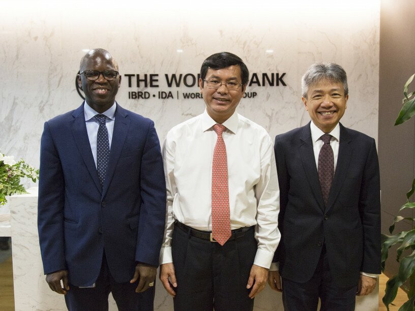  （左起）世界銀行駐越南首席代表Ousmane Dione先生、越南教育培訓部副部長Nguyen Van Phuc先生及教大校長張仁良教授合照。