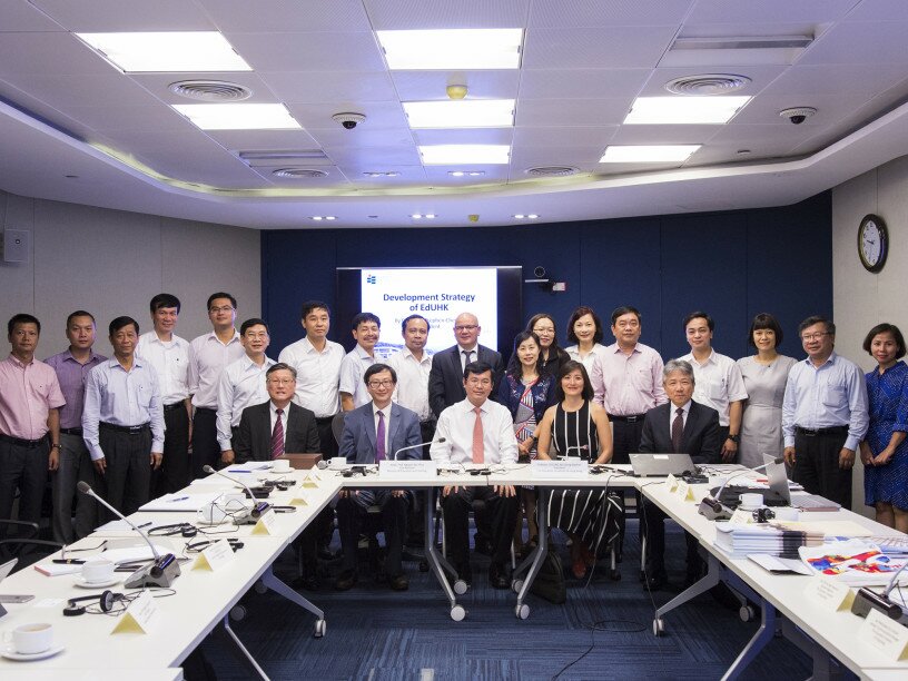 十間越南大學的代表參與會面。