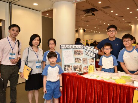 One of the “Adjudicator Award” winning teams, South Yuen Long Government Primary School, poses with PSPE Committee Chairperson Professor Winnie So Wing-mui.