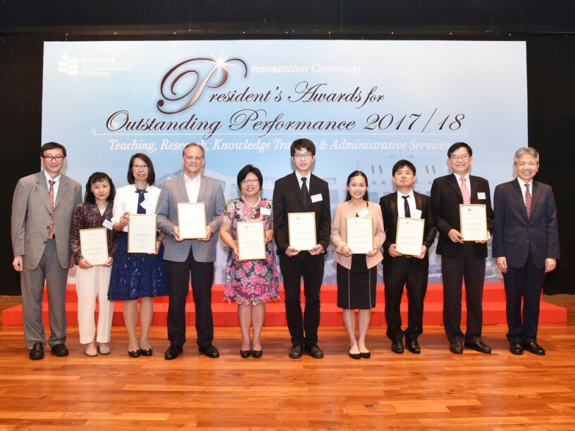 杰出教学表现奖得主与张仁良教授及李子建教授合照。