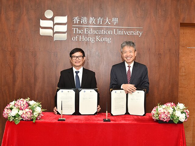 EdUHK signs the MOU with Vinh University.