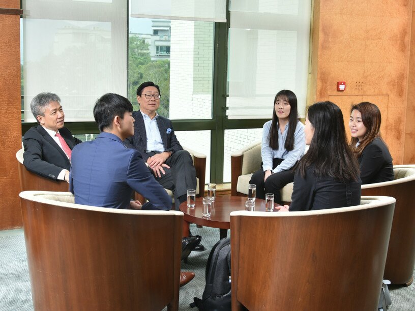 Professor Frederick Ma and Professor Stephen Cheung meeting with Li Ka Shing Foundation Scholarship recipients.