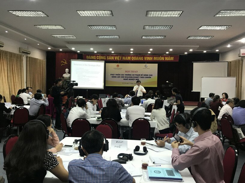Professor John Lee conducts a project initiation workshop in Hanoi, which is participated by representatives from MOET, World Bank and 8 LTTUs.