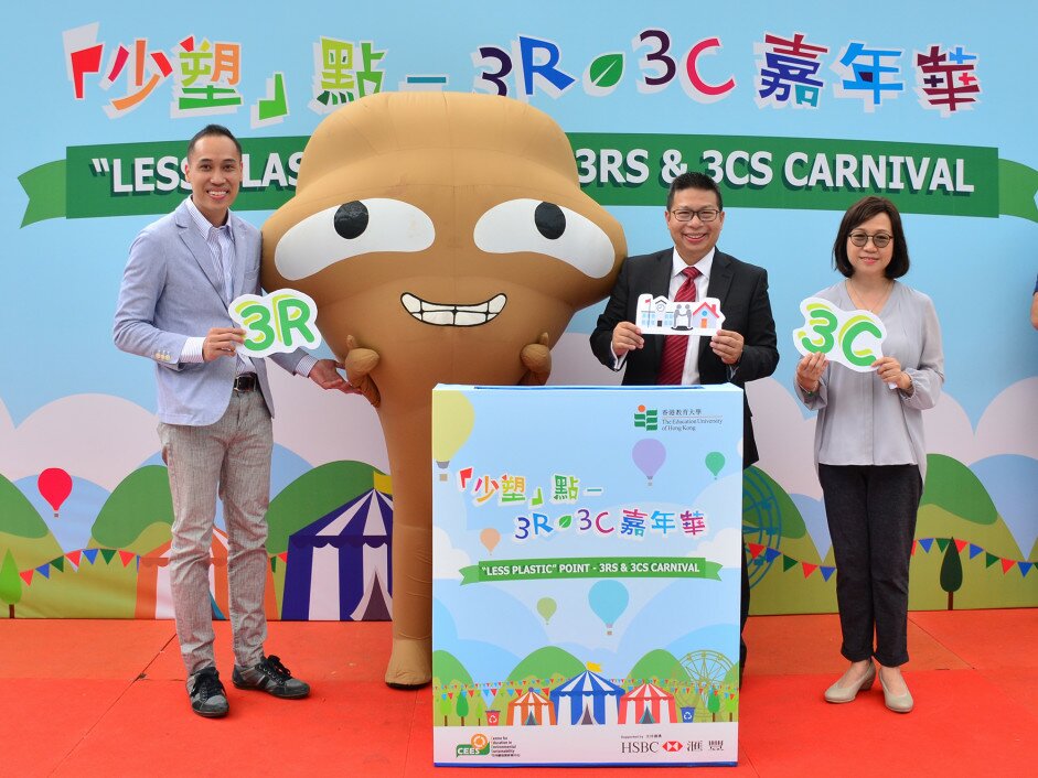 (From the left) Dr Stephen Chow, HSBC representative and Professor Winnie So.