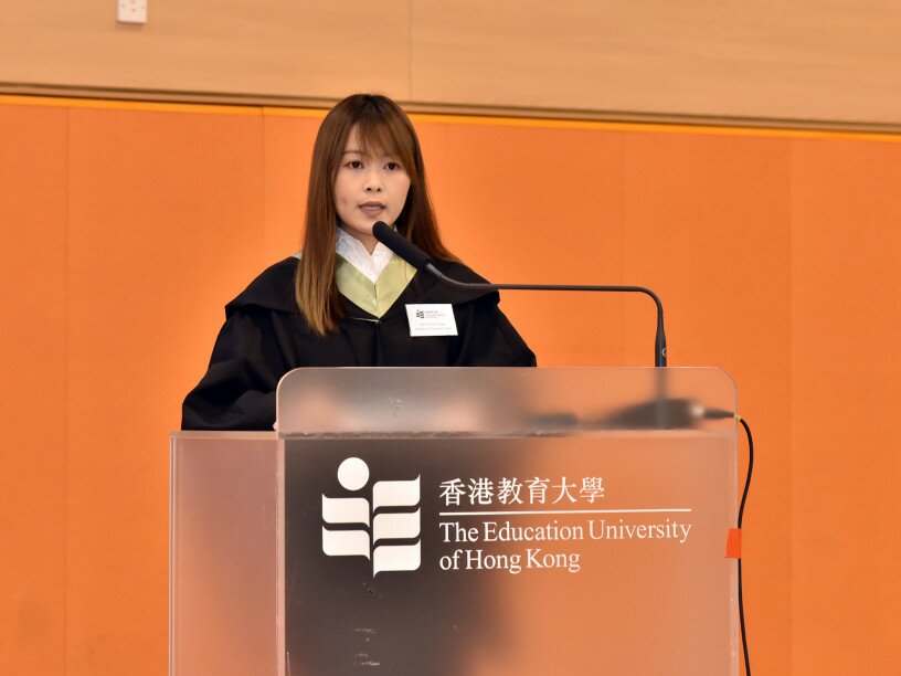 Miss Lai Hiu-ching, President of the EdUHK Students’ Union, leads new students to declare the Student Charter.