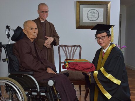 Since Zen Master Thich Nhat Hanh cannot attend the Congregation in Hong Kong, Professor John Lee Chi-kin presents to him the honorary degree certificate and academic gown in Thailand today.