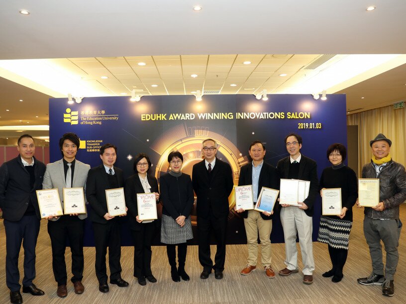 Professor Lui Tai-lok (right center) and Ms Annie Choi Suk-han (left center) pose for a photo with the awardees.