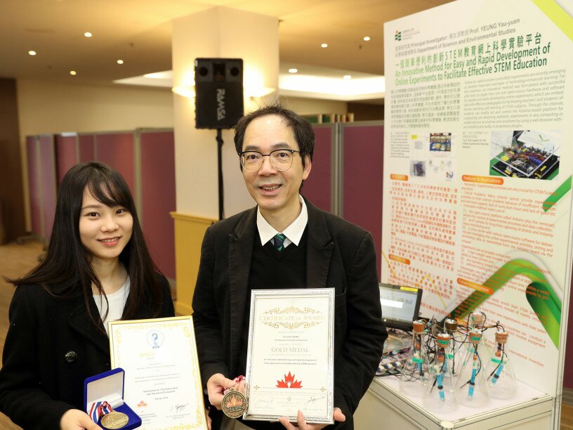 楊友源教授（右） 一個簡單便利的創新STEM教育網上科學實驗平台； 便攜式環境數據記錄器
