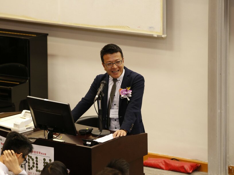 Professor Hue Ming-tak gives an opening speech at the conference.
